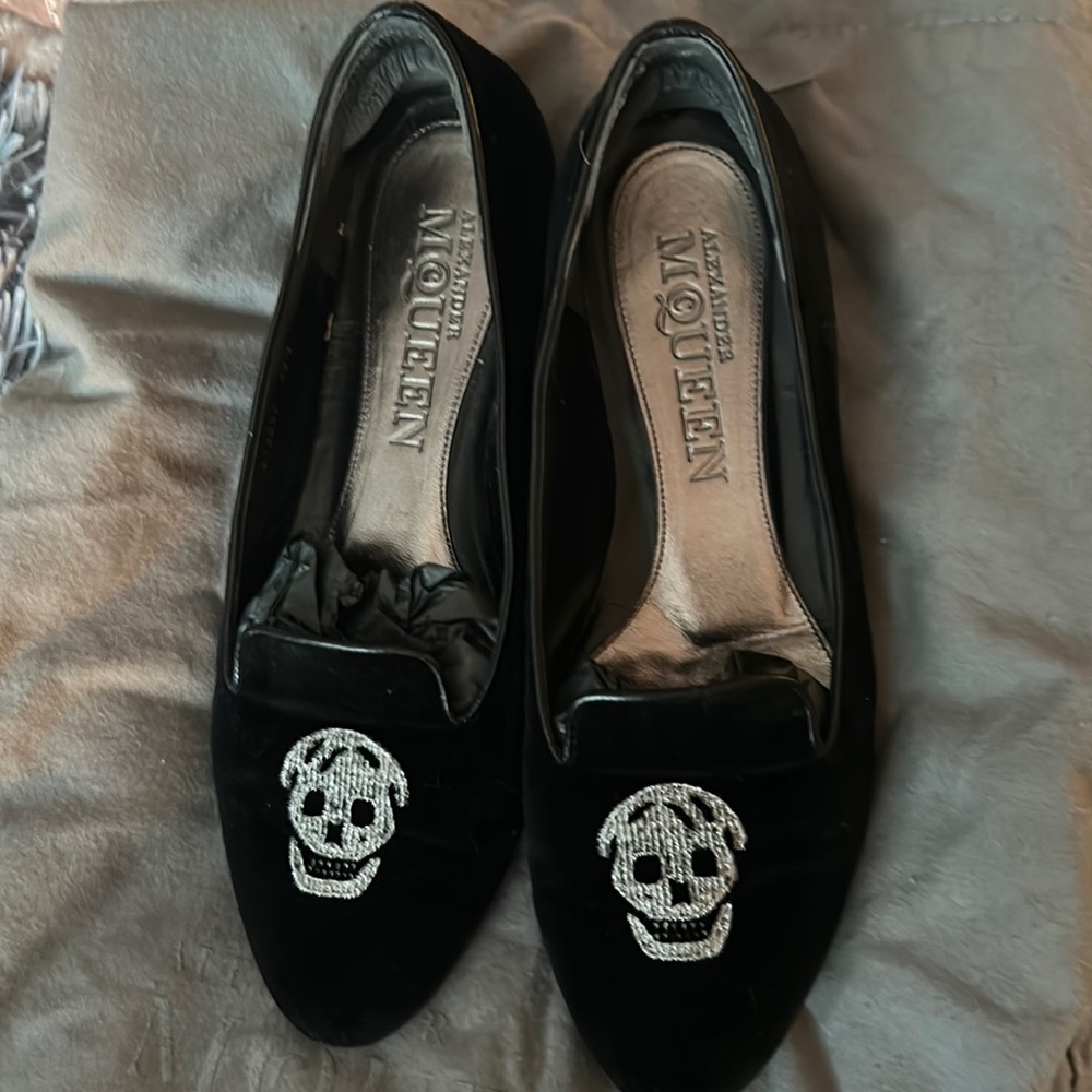 Gently used ALEXANDER MCQUEEN HENDRIX STITCH SKULL Flat